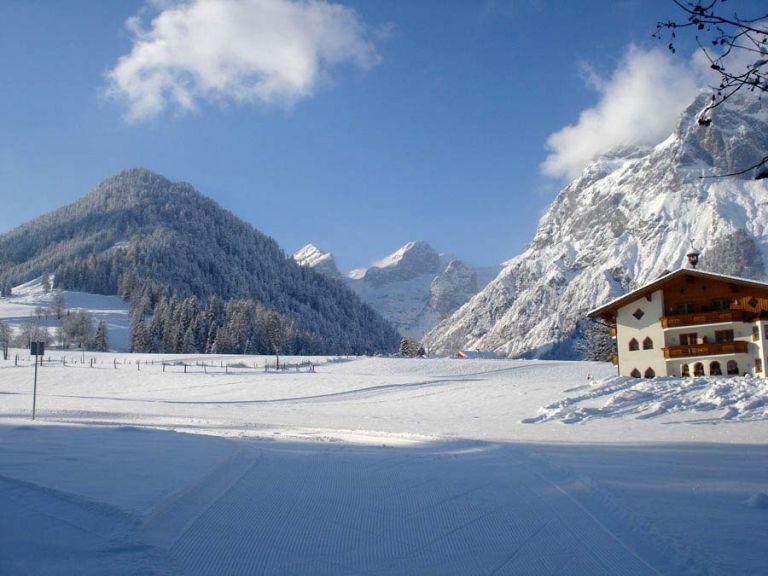 Blick durch das Lammertal mit dem Appartementhaus des Lämmerhofs Blick auf das Tennengebirge und die Aualm im Lammertal im Winter