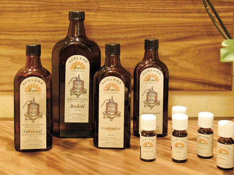 Wählen Sie aus wohlduftenden Massageölen im Verwöhnstüberl Massageöle im Wellnesshotel im Salzburger Land
