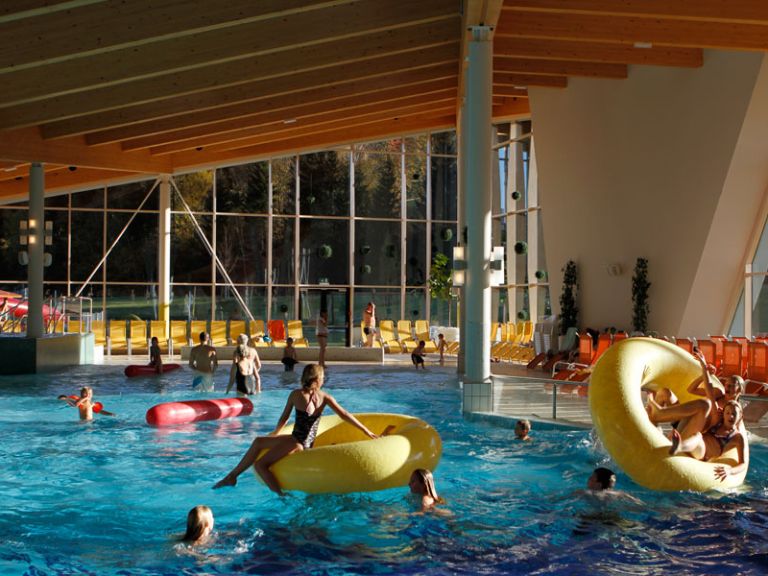 Kinderlandschaft und Wellenbad in der Therme Amadé Poollandschaft und Wellenbad in Altenmarkt