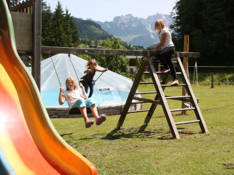 Hotel mit Bauernhof und Spielplatz im Lammertal Spielplatz des Berghotel Lämmerhof im Lammertal