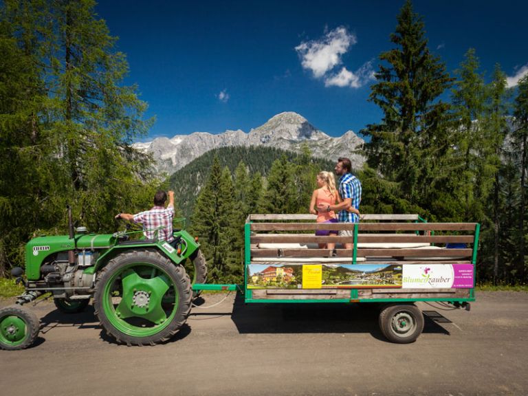 Mit dem Traktor auf die Alm in St. Martin am Tennengebirge