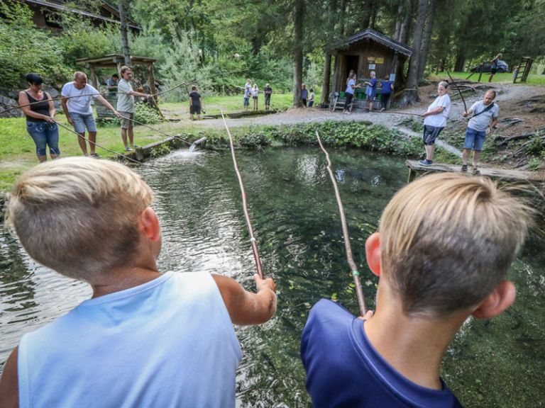 Natur pur: Angeln & Grillen beim Berghotel Lämmerhof Fischen am Forellenteich im SalzburgerLand
