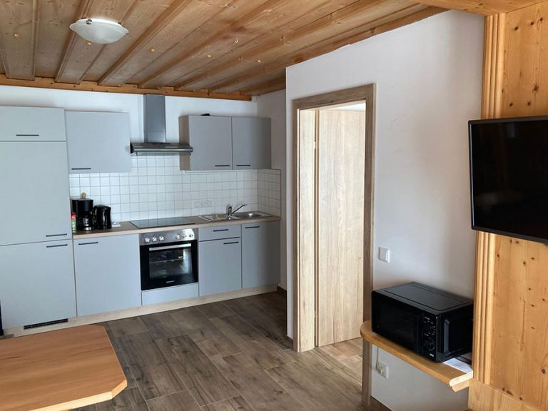 Wohnraum & Einbauküche in St. Martin Wohnzimmer und Küche der freien Wohnung in St. Martin