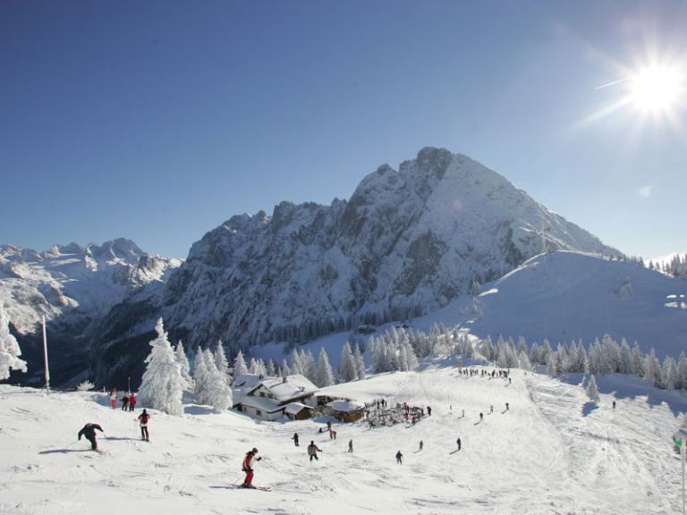Blick vom Gosaujet auf die Zwieselalm in Dachstein West Familienskigebiet Dachstein West