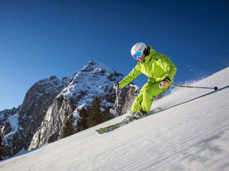 Skifahrer auf den Pisten in Dachstein West
