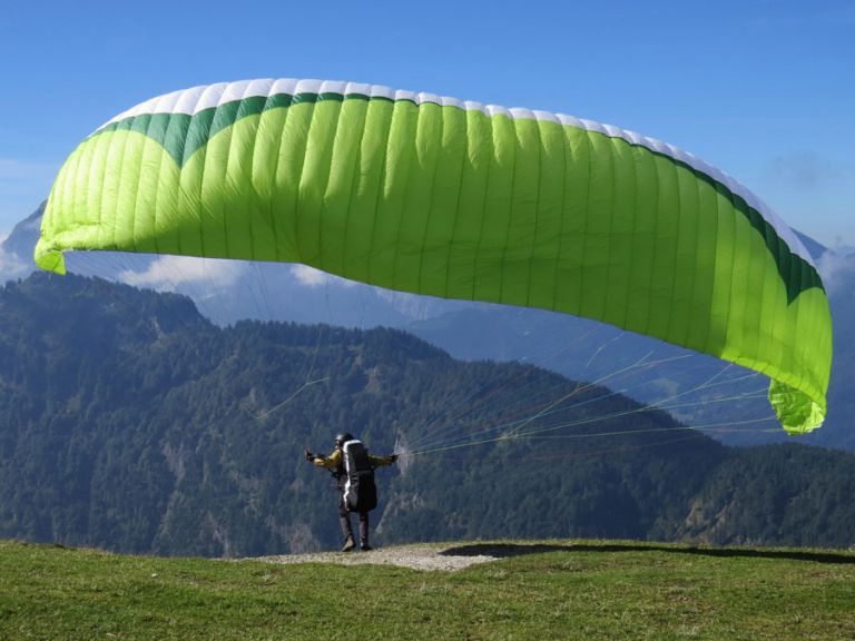 Paragleiter beim Start