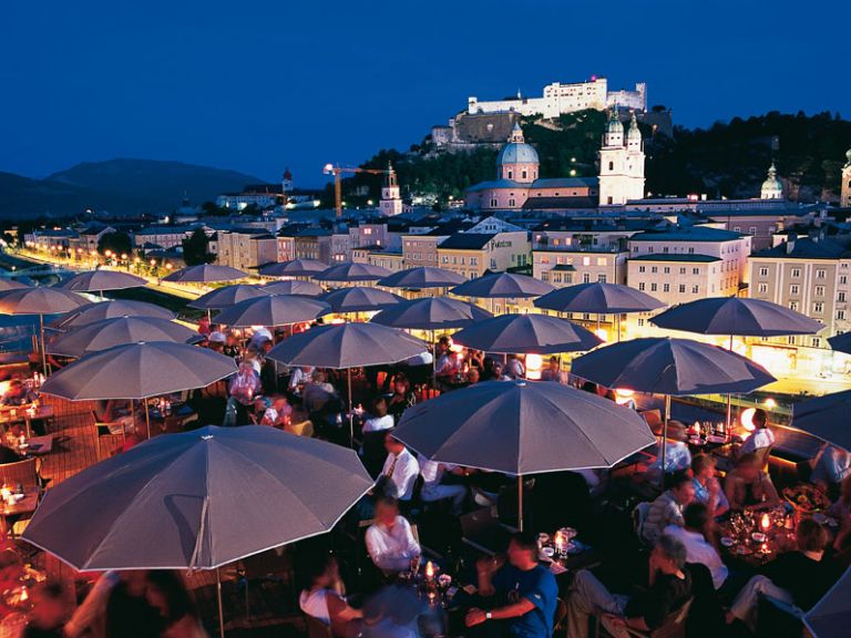 Abendstimmung in der Festspielstadt Gemütliche Lounge mit Blick über Salzburg
