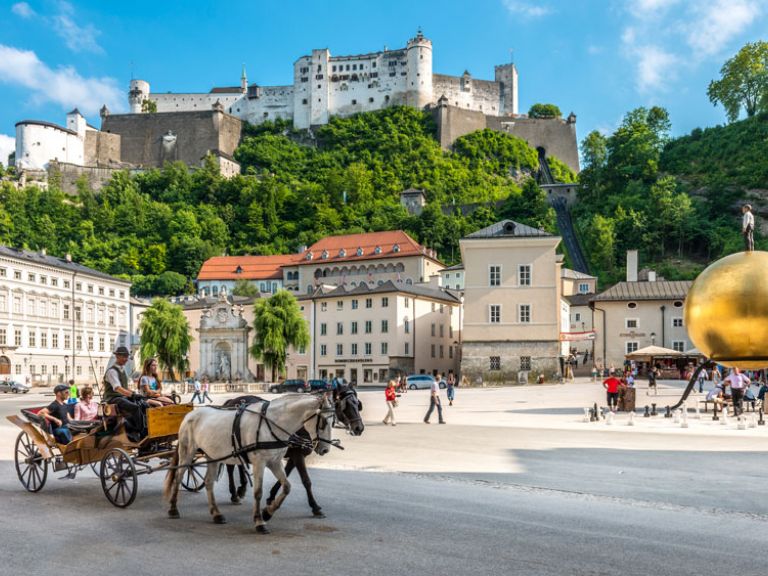 Fiakergespann am Residenzplatz in Salzburg Residenzplatz mit Blick auf die Festung in Salzburg