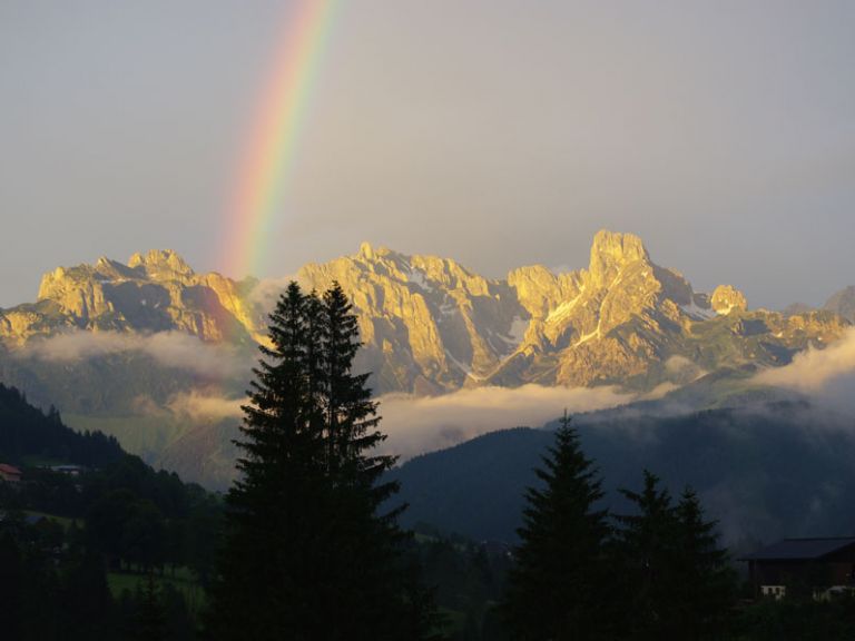 Gosaukamm bei Sonnenuntergang mit Regenbogen