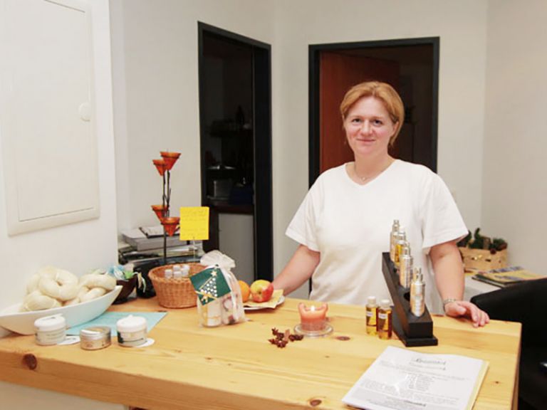 Diplomierte Krankenschwester und ausgebildete Heilmasseurin Anita Hedegger Anita Hedegger im Wellnessbereich des Lämmerhofs