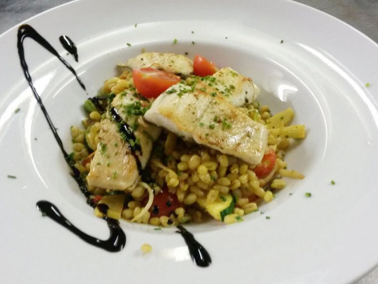 Forellenfilet-Wok mit Zartweizen und Gemüse