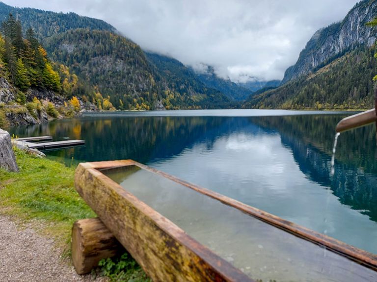 Brunnen am Gosausee im Herbst