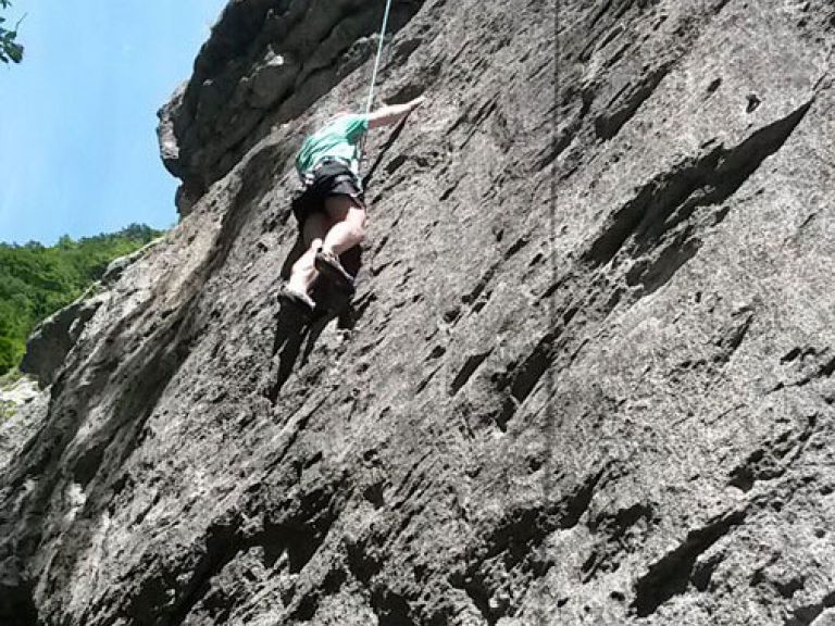 Kletterer im Sportklettergarten kleiner Pass Lueg in Salzburg