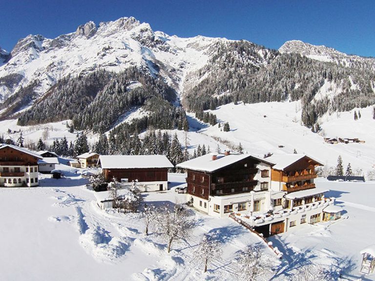 Hotel Lämmerhof und Tennengebirge im Winter