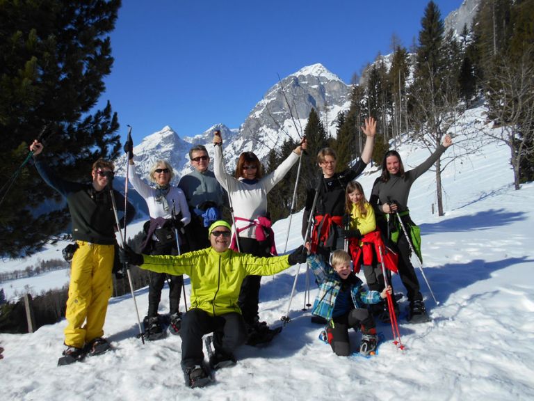 Schneeschuhwandern im Lammertal im Salzburger Land Familie beim Schneeschuhwandern in Salzburg