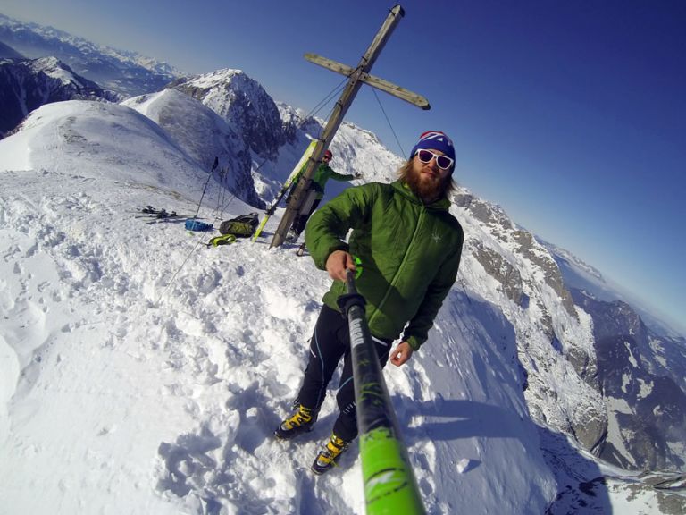 Skitour im Tennengebirge in absoluter Ruhe abseits der Skigebiete Gipfelkreuz Hochkarfelderkopf im Tennengebirge