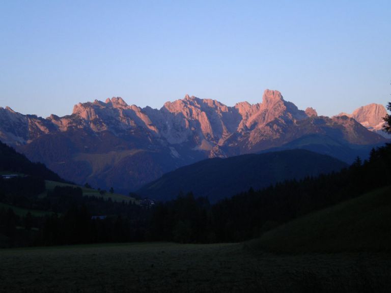 Ausblick vom Lammertal auf den Gosaukamm am Abend