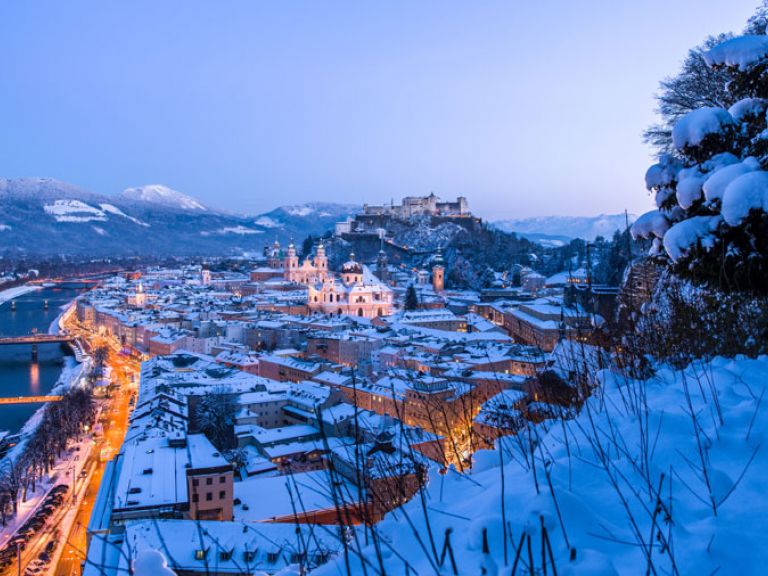 Die Stadt Salzburg und Festung Hohensalzburg im Winter Blick auf die Altstadt von Salzburg im Winter