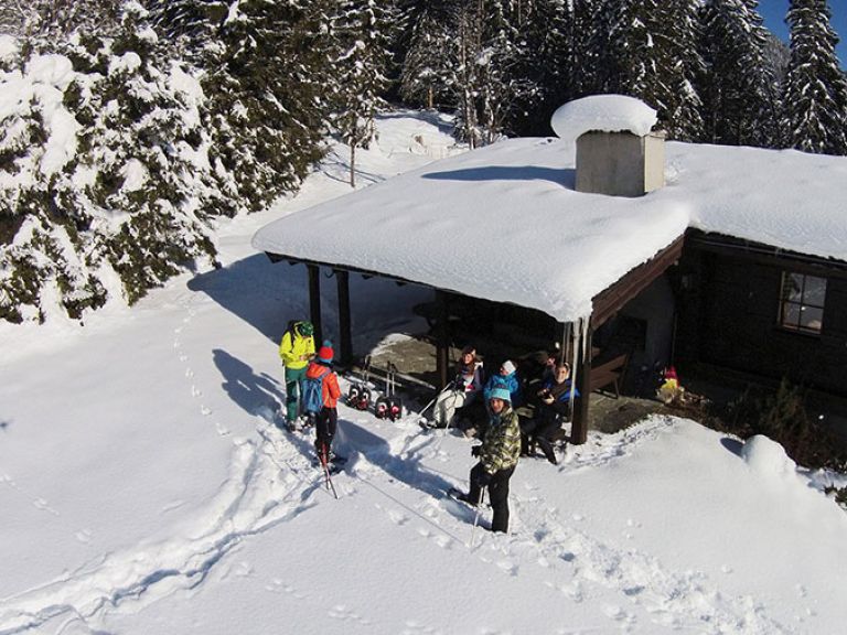 Rastplatz beim Schneeschuhwandern im Lammertal