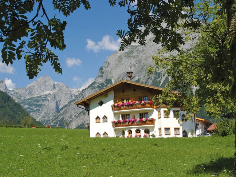 Guest house with apartments in the Lammertal Valley