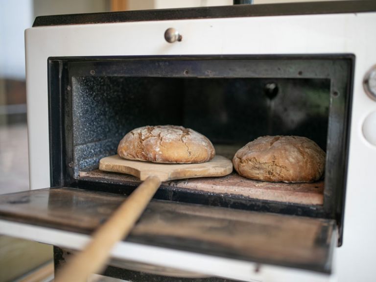 Roggenbrot im Ofen am Lämmerhof