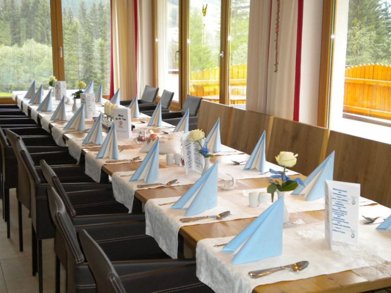Festlich gedeckter Tisch für eine Taufe im Berghotel Lämmerhof im Salzburgerland