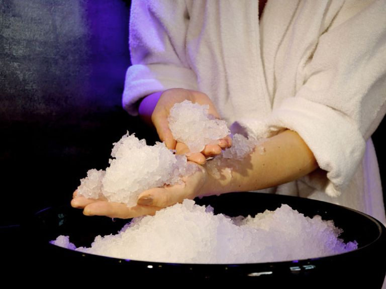 Eisbrunnen mit Crushed Ice im Berghotel Lämmerhof