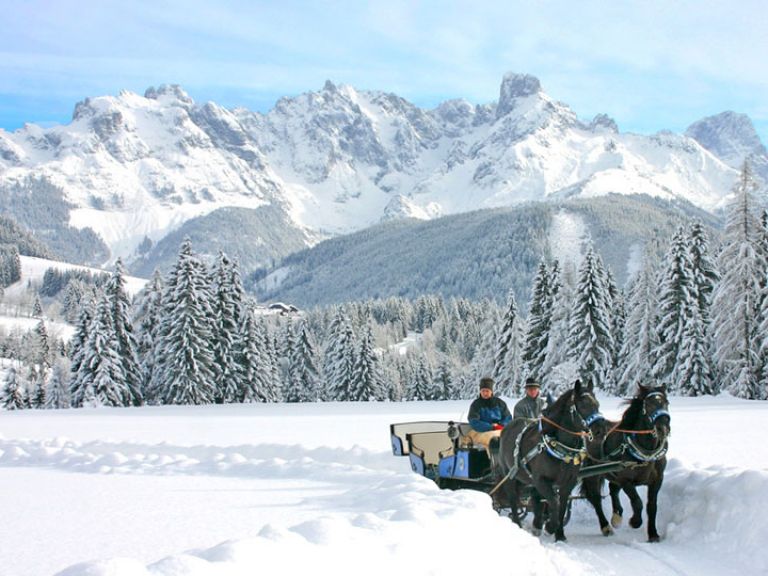 Pferdeschlittenfahrt im Lammertal im Salzburgerland Pferdeschlitten im Lammertal mit Gosaukamm