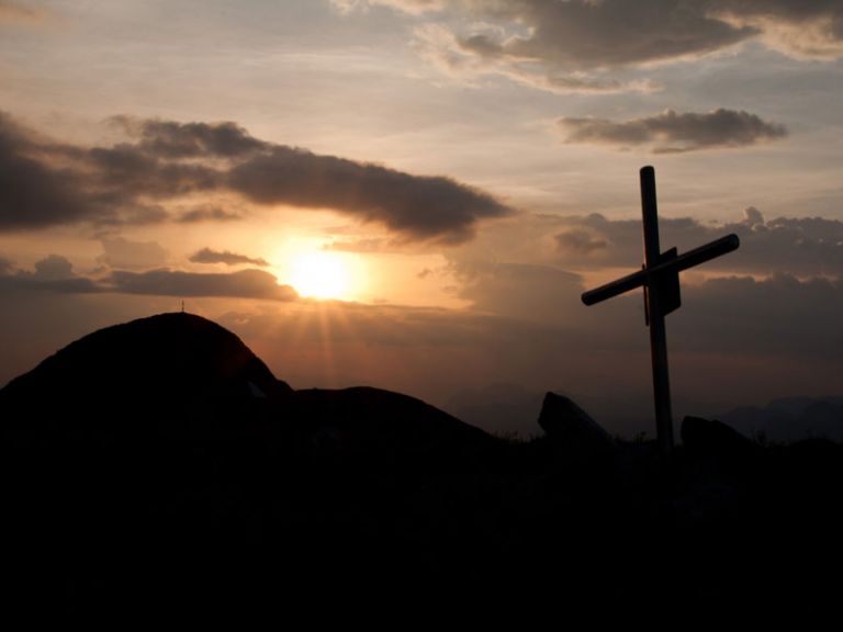 Sonnenaufgangswanderung im Tennengebirge Gipfelkreuz bei Sonnenaufgang