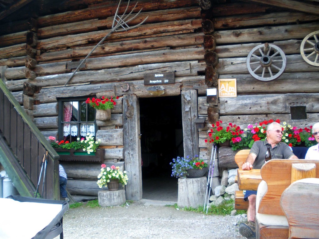 Eingang zur urigen Spiessalmhütte