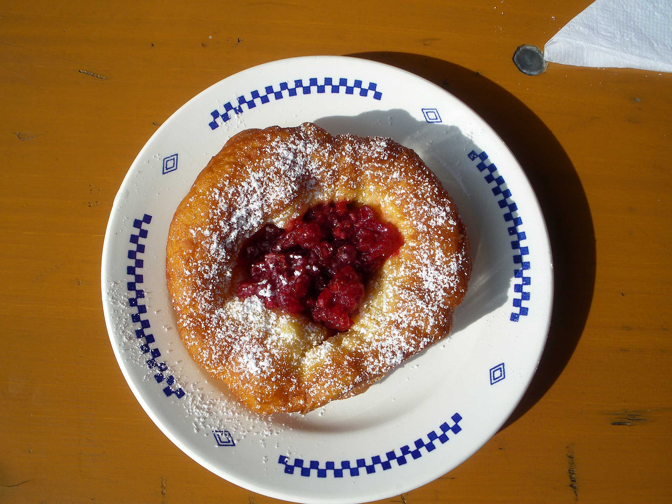 Bauernkrapfen mit Ribiselmarmelade