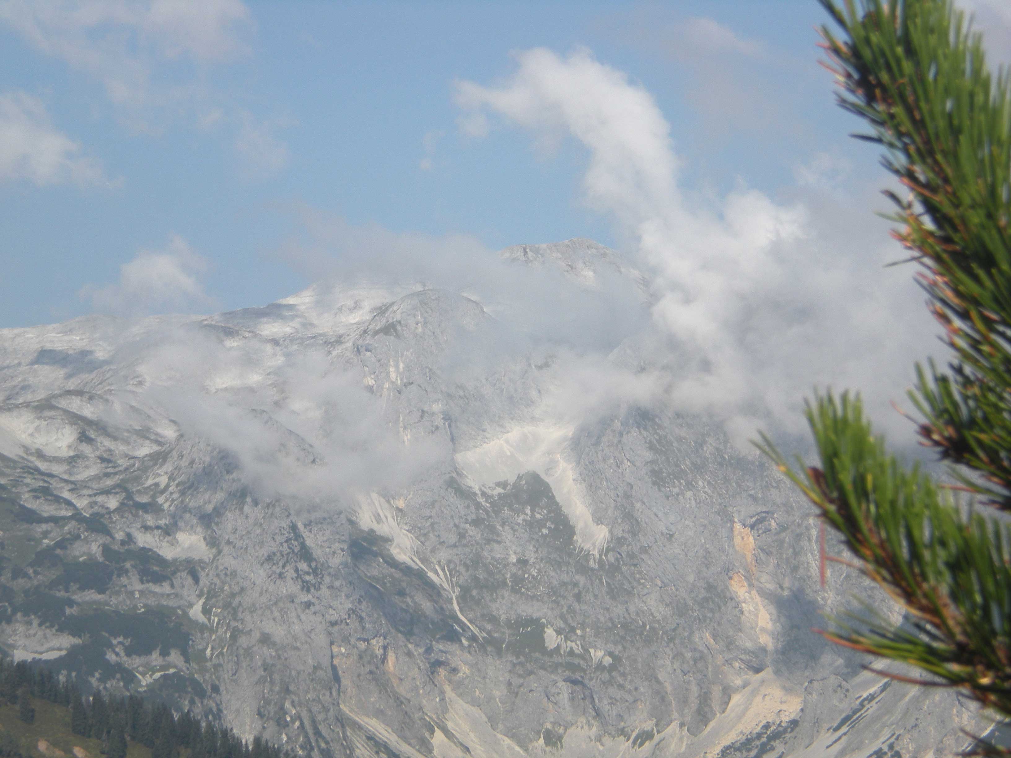 das Tennengebirge in Wolken