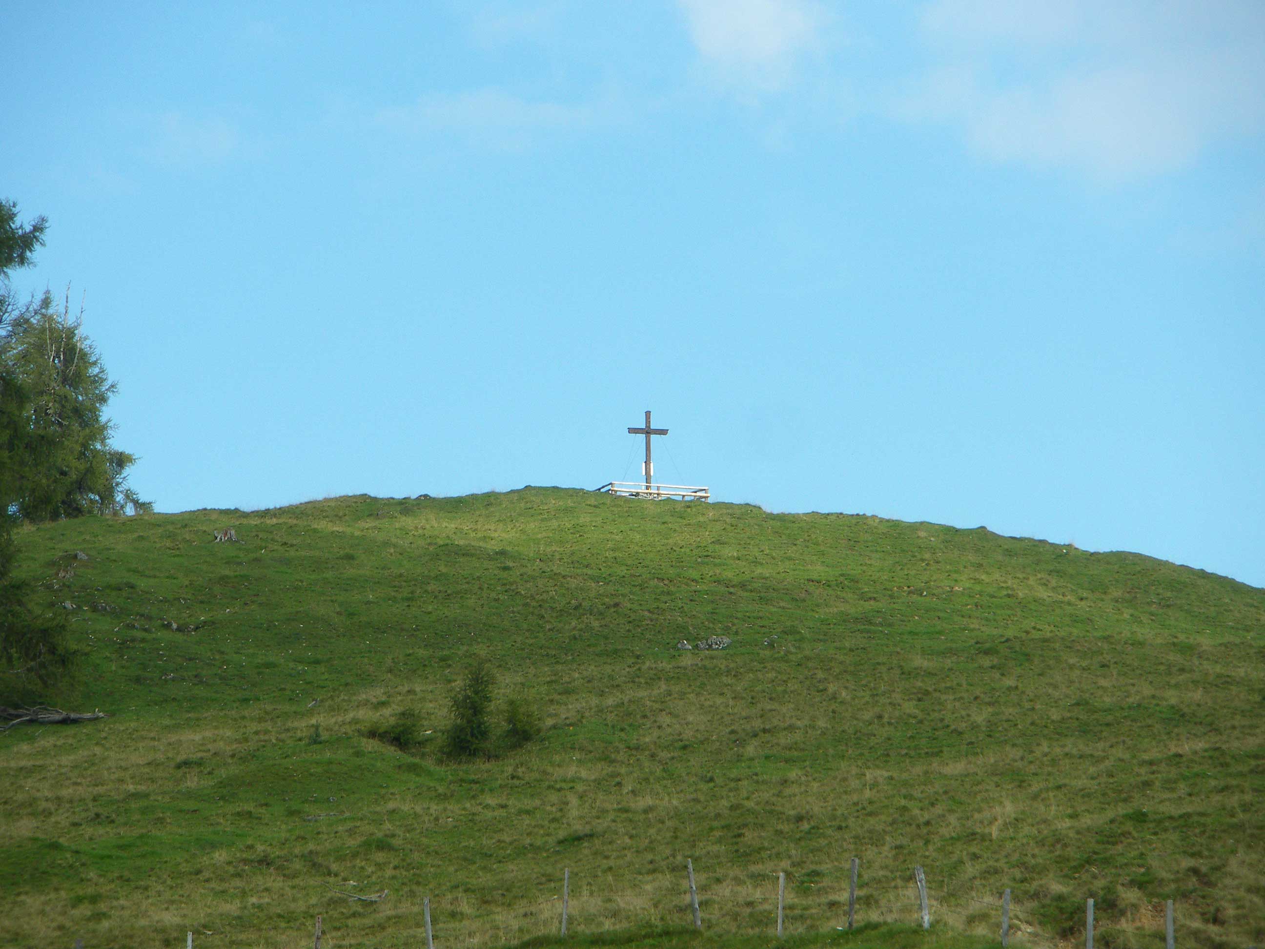 Sicht zum Heimkehrerkreuz auf der Schwarzeneckalm