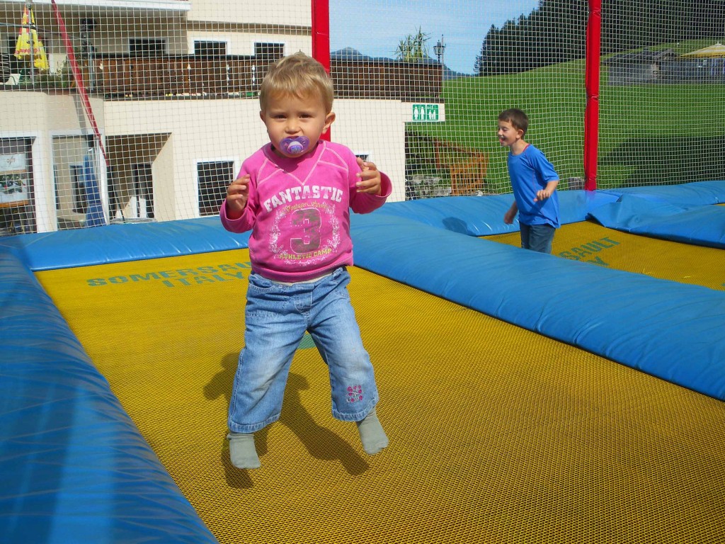 Trampolinspringen im Kinderpark