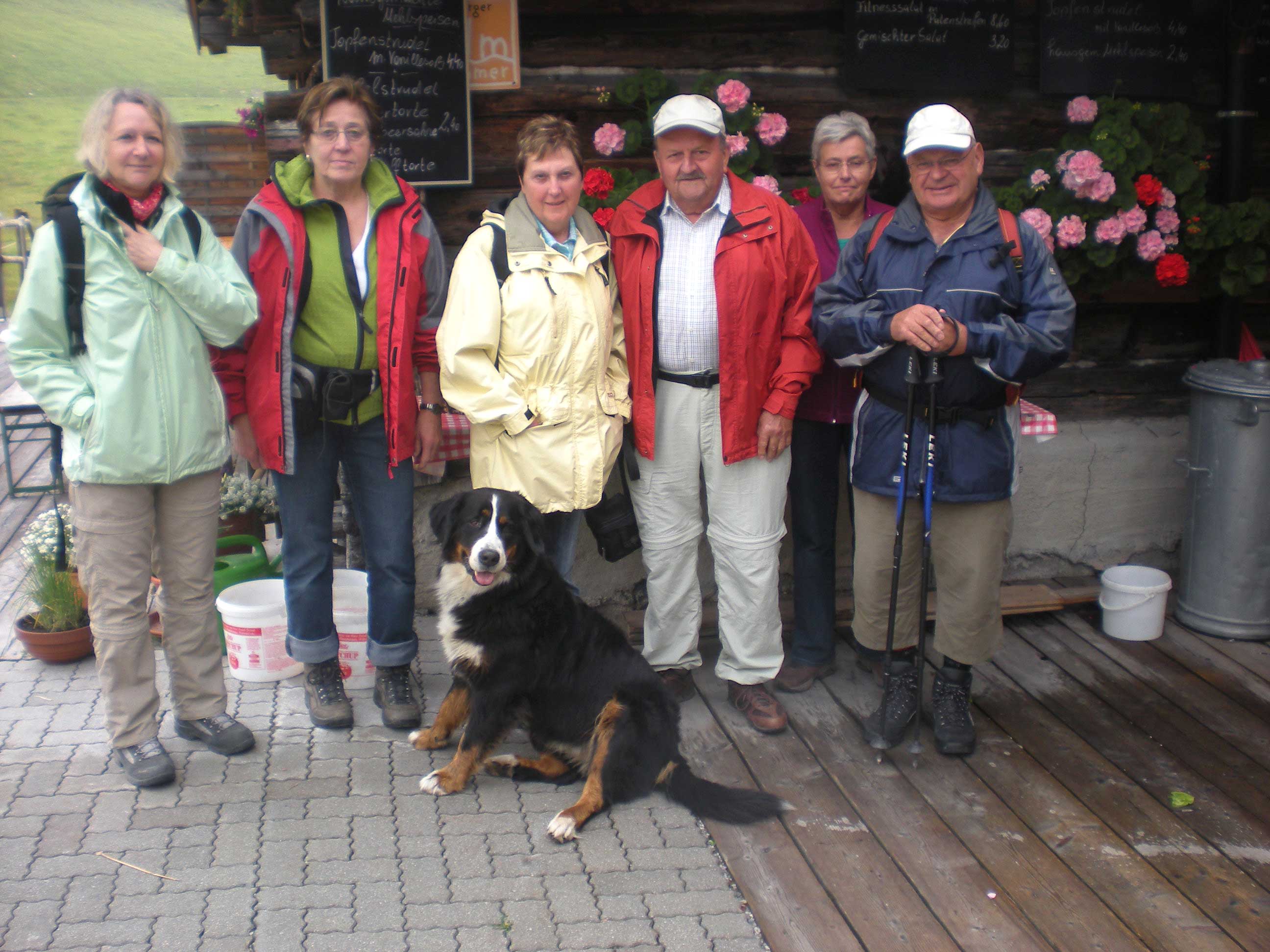 Wandergruppe vor der Rottenhütte