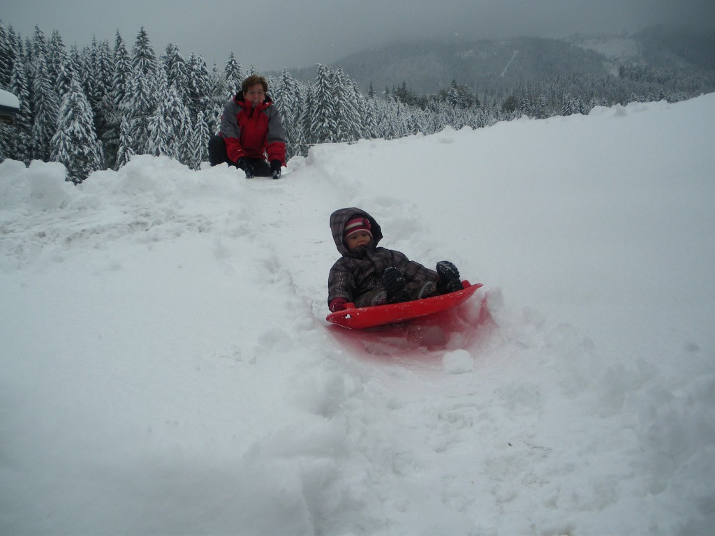 Kinderlachen-im-Schnee