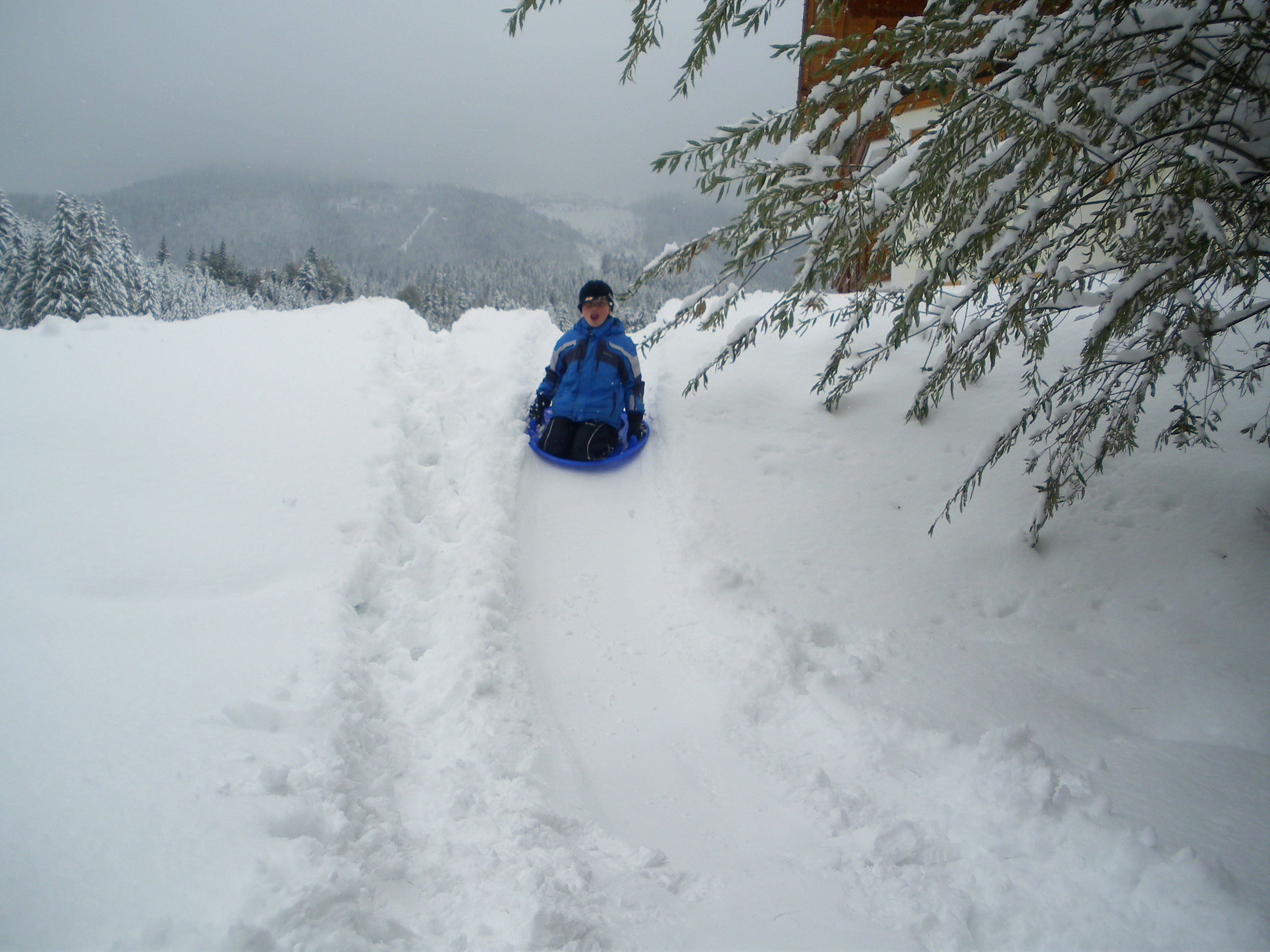 Rutschen im Oktoberschnee