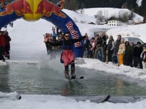 Wer schafft es über das 10 Meter lange Wasserbecken?