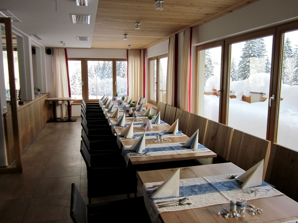 Festlich gedeckter Tisch im neuen Wintergarten für die Heilige Taufe von Thomas
