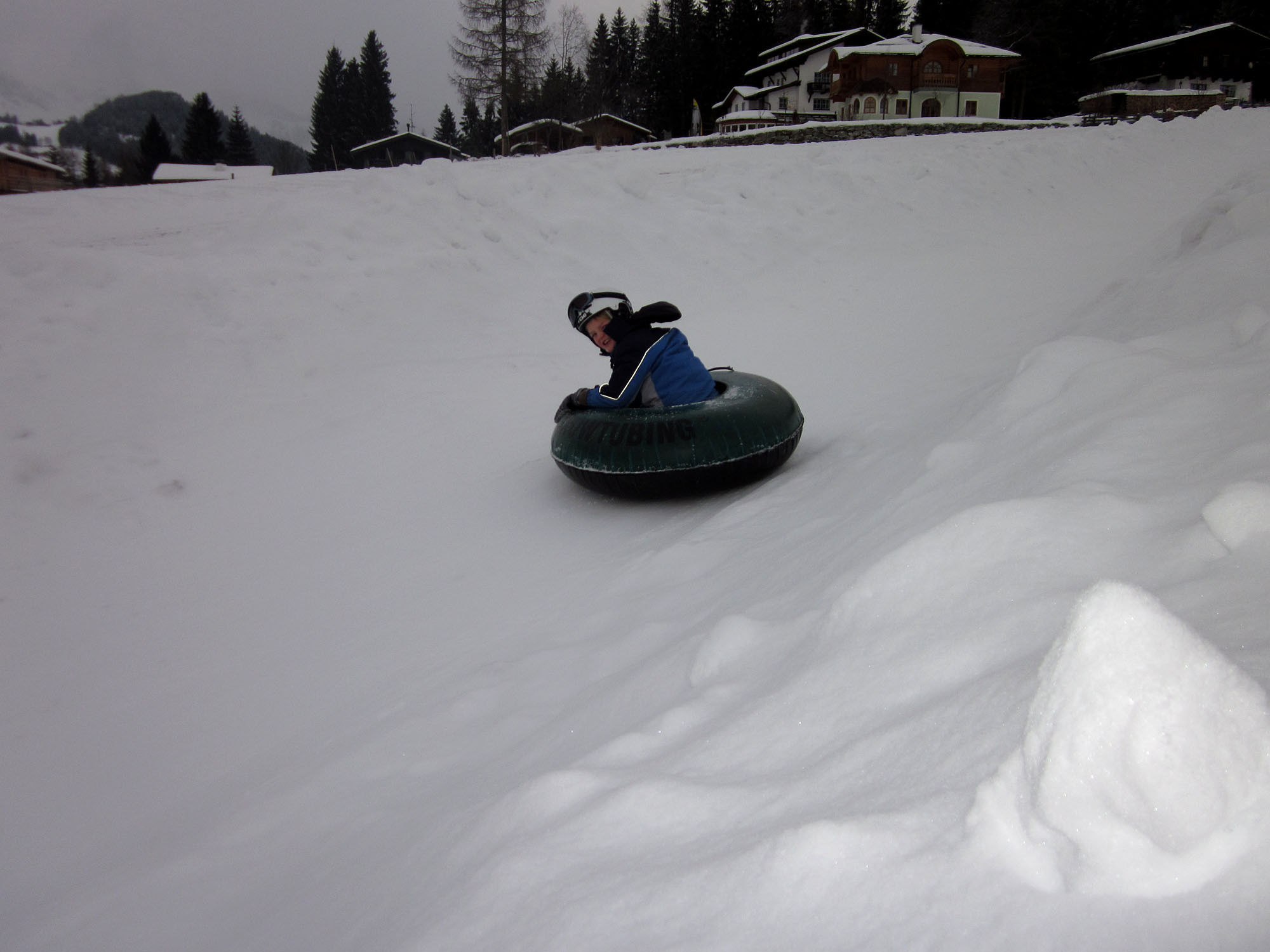 mit dem Luftreifen rasant den Schneekanal bergab