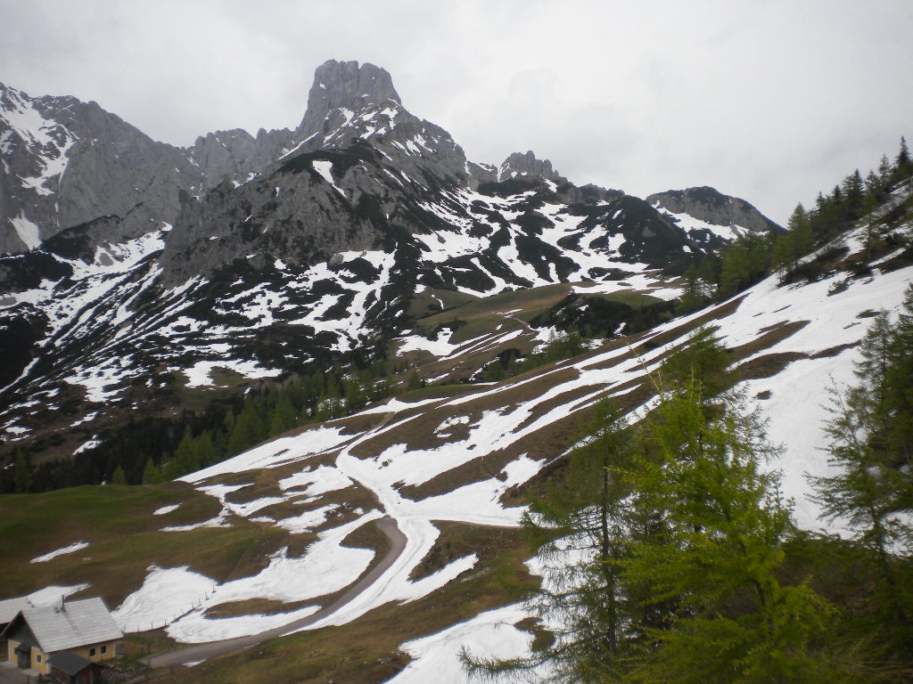 Wandern durch die letzten Grüße des Winters