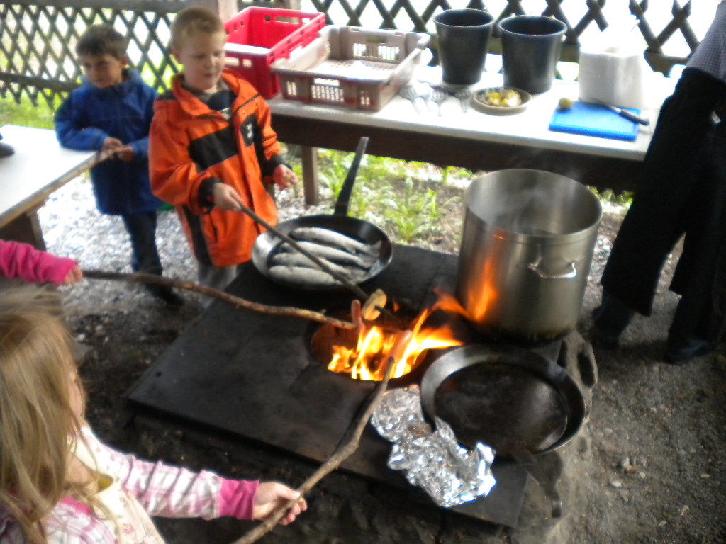 Grillen der frischen Forellen