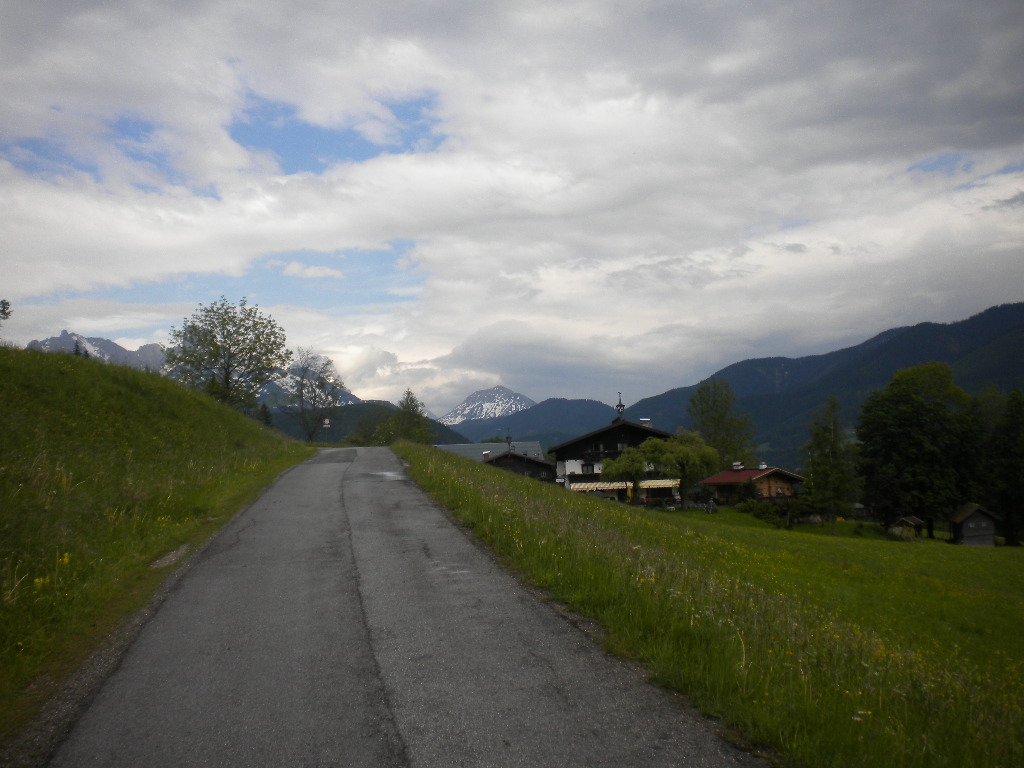 Traumhafte Nordic Walking Strecke umgeben von Natur im Lammertal