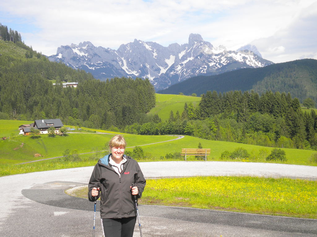 Eine begeisterte Nordic Walkerin im Lammertal