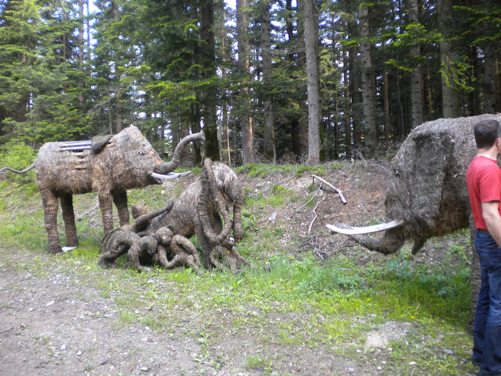 Elefanten als HeuARTfiguren im Salzburger Land