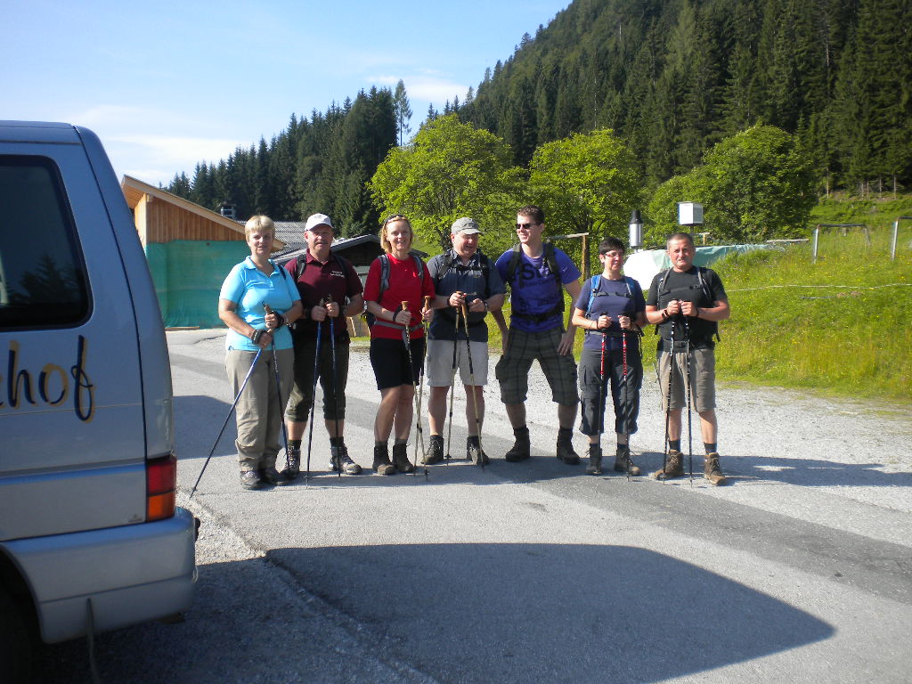 Gäste in bester Laune vor der Wanderung