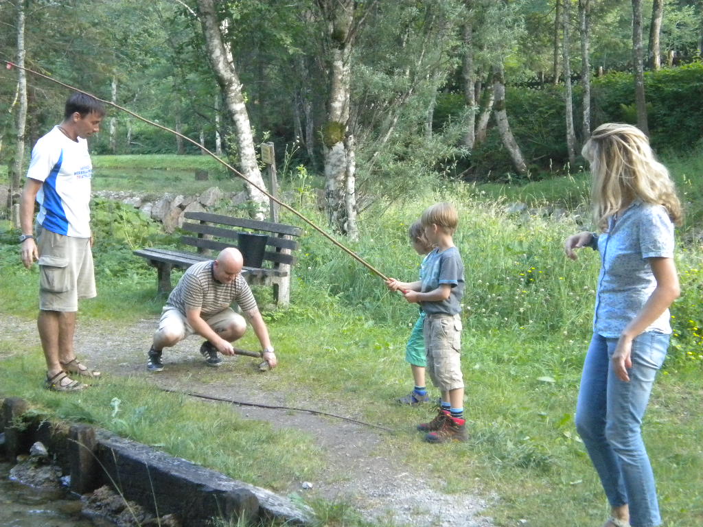 Große und kleine Gäste beim Fischen