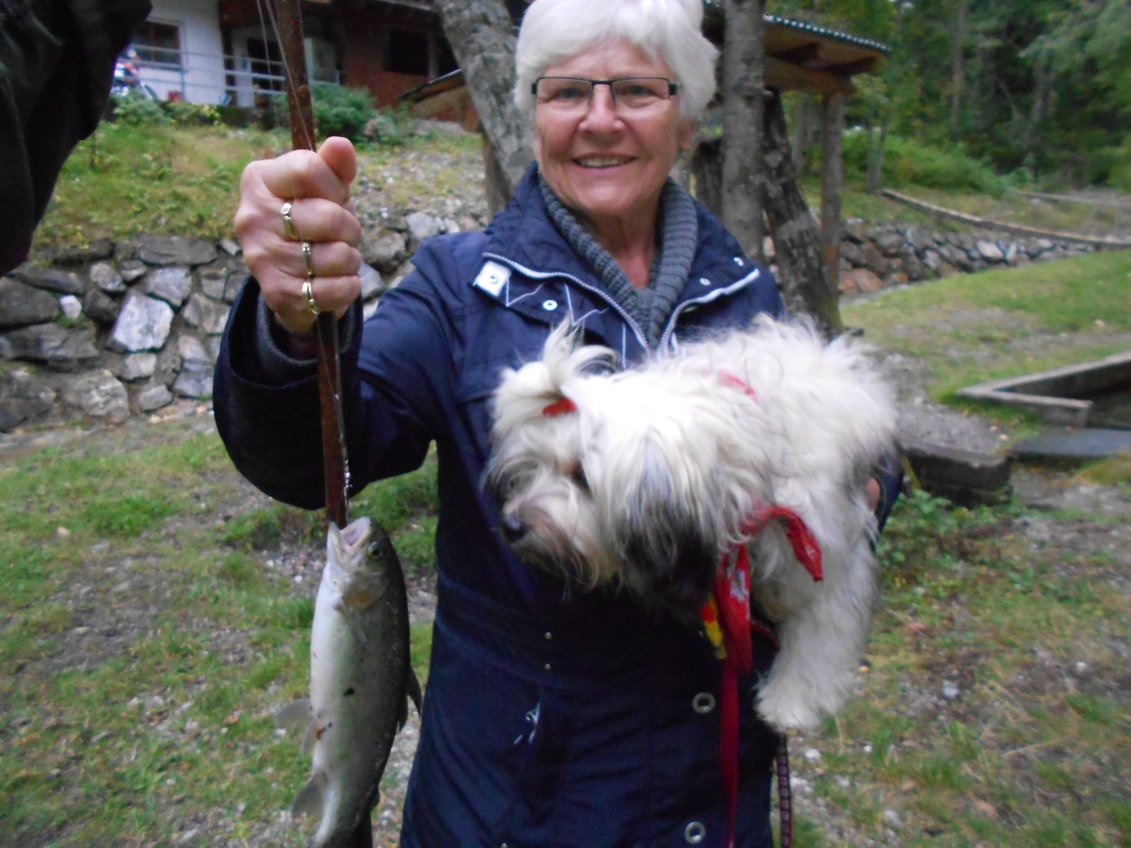 Mit Hund und Fisch