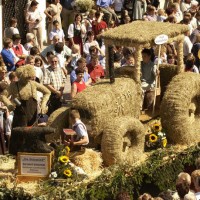 Heufigurenumzug beim Lammertaler HeuART Fest