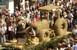 Heufigurenumzug beim Lammertaler HeuART Fest